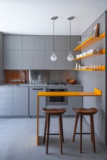 Γκρίζα-πορτοκαλί κουζίνα