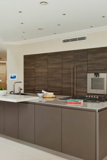 Καφέ και λευκή μεγάλη κουζίνα