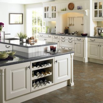 Λευκή και καφέ κουζίνα με νησί στυλ χώρας