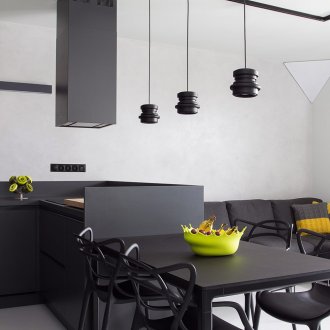 Μαύρη και άσπρη κομψή κουζίνα.