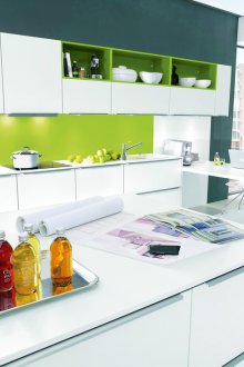 Λευκή και πράσινη κουζίνα