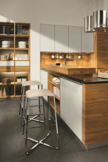 Λευκά, καφέ και γκρι χρώματα στην κουζίνα