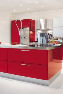 Κόκκινη και λευκή κουζίνα με νησί
