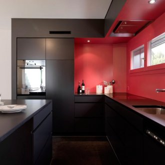 Μαύρα, κόκκινα και λευκά χρώματα σε μια κομψή κουζίνα.