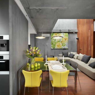 Taupe Constructivism Living / Τραπεζαρία με κίτρινες προθέσεις