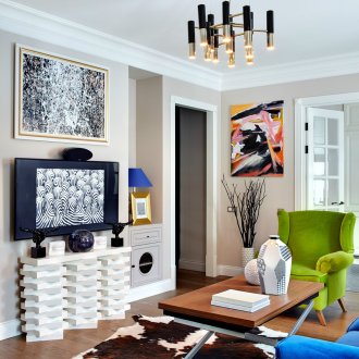 Φωτεινό σαλόνι με το στυλ του κονστρουκτιβισμού