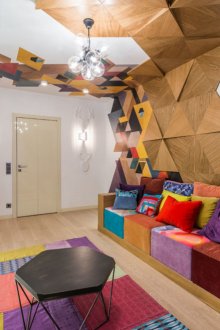 Πολύχρωμη οροφή στο σαλόνι με το στυλ του κονστρουκτιβισμού