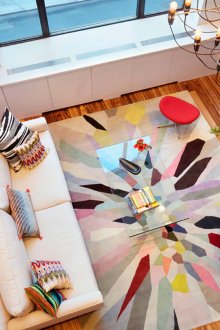 Φωτεινή τόνους στο σαλόνι με τζάκι στο ύφος του κονστρουκτιβισμού