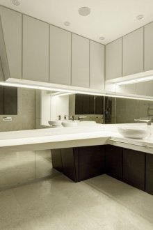 Μαύρα και άσπρα έπιπλα μπάνιου κονστρουκτιβισμού