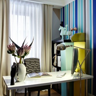 Ριγέ φωτεινή ταπετσαρία στο ντουλάπι με το ύφος του κονστρουκτιβισμού