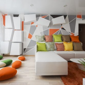 Πολύχρωμοι τοίχοι στο σαλόνι με το στυλ του κονστρουκτιβισμού
