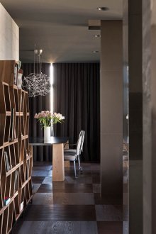 Καφέ και γκρι έπιπλα στο εσωτερικό με το στυλ του κονστρουκτιβισμού