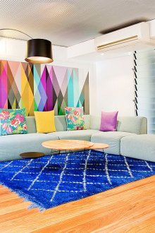 Πολύχρωμες προφορές σε ένα ζεστό σαλόνι με το στυλ του κονστρουκτιβισμού