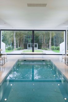 Λευκοί τοίχοι σε μια περιοχή αναψυχής με πισίνα