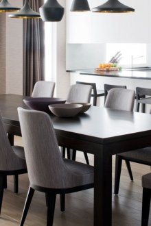 Μαύροι πολυέλαιοι στην τραπεζαρία με το στυλ του κονστρουκτιβισμού