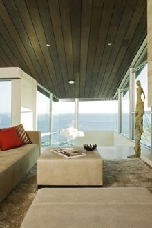 Spotlight στο σαλόνι με τζάκι κονστρουκτιβισμού