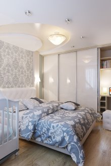 Λευκό και καφέ μοντέρνο υπνοδωμάτιο