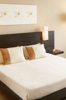 Μπεζ και μαύρη κρεβατοκάμαρα