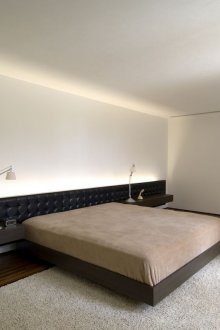 Μαύρα και καφέ μινιμαλιστικά έπιπλα υπνοδωματίου