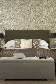 Σκούρο γκρι κρεβάτι και γυάλινο τραπέζι στο υπνοδωμάτιο