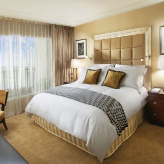 Λευκό, μαύρο και άμμο χρώματα στο εσωτερικό του υπνοδωματίου