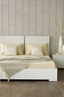 Καφέ δάπεδο σε μια μπεζ και λευκή κρεβατοκάμαρα