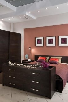 Έπιπλα Wenge στο εσωτερικό ενός μικρού υπνοδωματίου