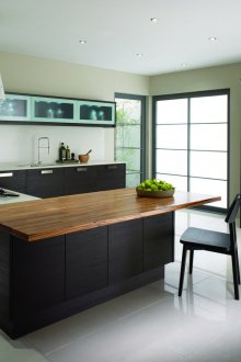 Έπιπλα Wenge στο εσωτερικό μιας σύγχρονης κουζίνας