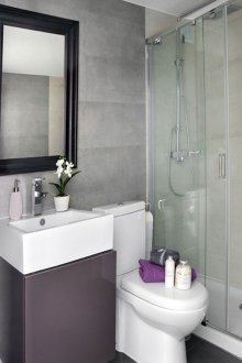 Ντους σε ένα μικρό μπάνιο