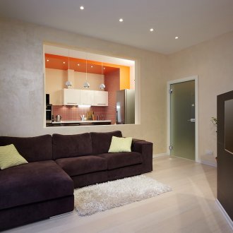 Μεγάλο παράθυρο στην κουζίνα από το καθιστικό