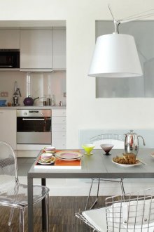 Ελεύθερη διέλευση και παγωμένο γυαλί ανάμεσα στην κουζίνα και την τραπεζαρία