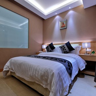 Φωτεινά φώτα και λάμπες σε ένα υπνοδωμάτιο χωρίς παράθυρα