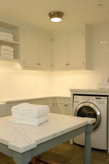 Προβολείς και φώτα στο εσωτερικό μιας λαμπρής κουζίνας