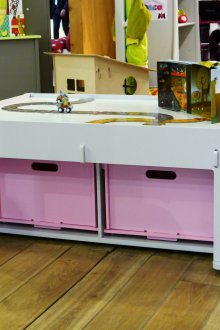 Συρτάρια κάτω από το τραπέζι στο φυτώριο για αποθήκευση