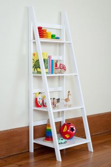 Λευκή βιβλιοθήκη με ράφια στο φυτώριο