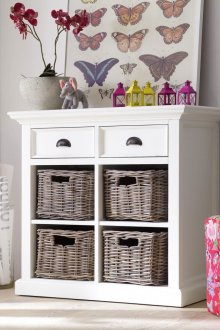 Λευκά ράφια με συρτάρια και καλάθια στο φυτώριο