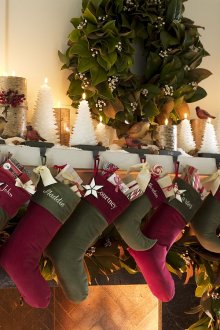 Στεφάνι, κεριά και δώρα για το νέο έτος