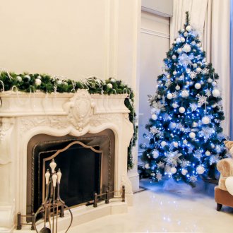 Λευκό-μπλε διακόσμηση του χριστουγεννιάτικου δέντρου στο διαμέρισμα