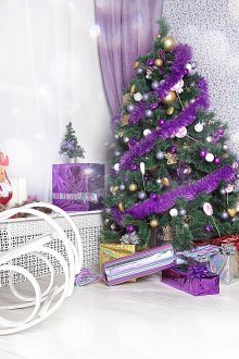 Χριστουγεννιάτικη διακόσμηση σε μωβ χρώματα