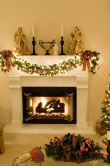 Όμορφη διακόσμηση Χριστουγέννων στο σαλόνι με τζάκι