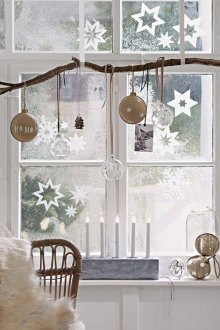 Υποκατάστημα με μπάλες και νιφάδες χιονιού στο παράθυρο