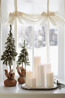 Χριστούγεννα κεριά και χριστουγεννιάτικα δέντρα στο παράθυρο