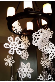 Χριστουγεννιάτικοι πολυέλαιοι διακοσμημένοι με νιφάδες χιονιού