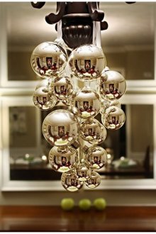 Χριστουγεννιάτικοι πολυέλαιοι διακοσμημένοι με μπάλες