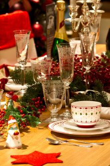 Χριστουγεννιάτικη διακόσμηση τραπέζι σε κόκκινο και πράσινο τόνους