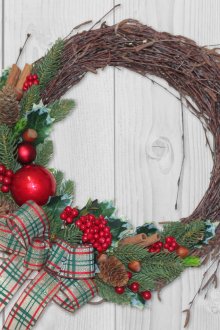 Χριστουγεννιάτικο στεφάνι κλαδιών και διακόσμησης