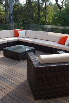 Μαύρο και καφέ ψάθινα έπιπλα βεράντας