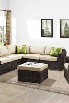 Μαύρα έπιπλα λυγαριάς στο εσωτερικό