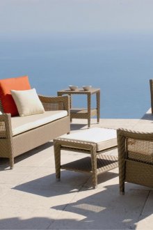 Γκρι ψάθινα έπιπλα εξωτερικού χώρου