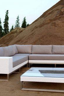 Λευκός καναπές σπιτιού και τραπέζι καφέ